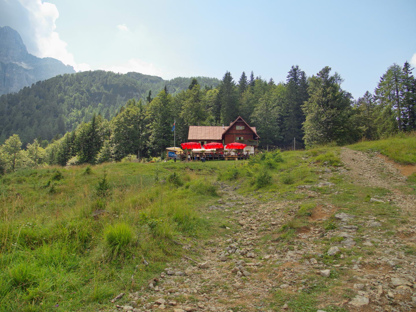 Usciti dal bosco ci troviamo il rifugio davanti. Il rifugio