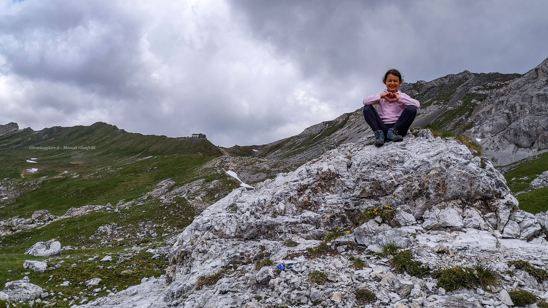 Salendo al rifugio passo Selle Salendo al rifugio passo Selle