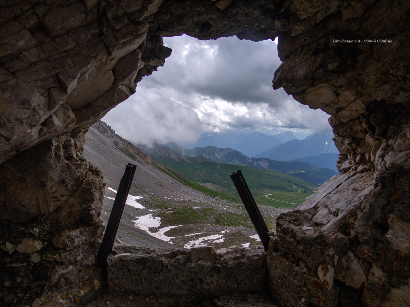 Uno scorcio da una postazione di mitragliatrici sull'alta via Bepi Zac Uno scorcio da una postazione di mitragliatrici sull'alta via Bepi Zac