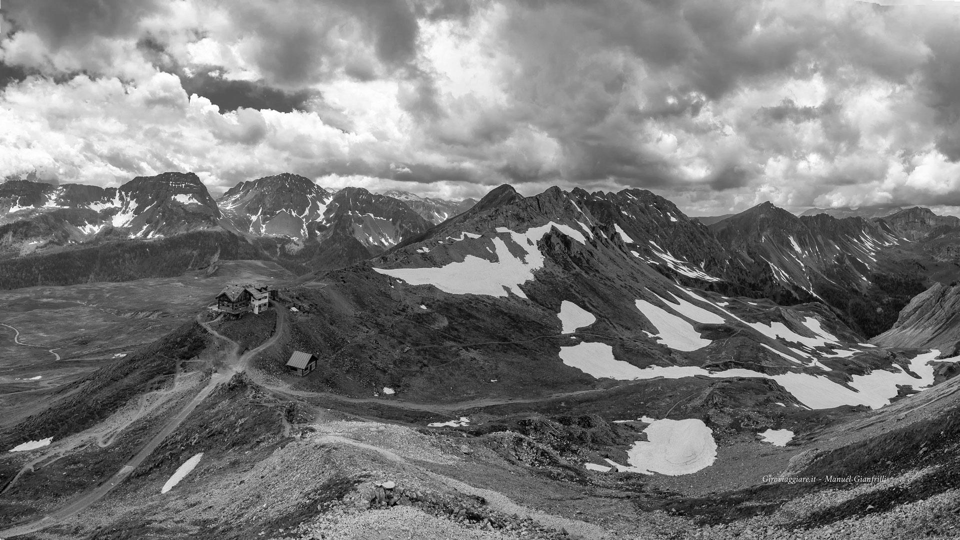 Il rifugio visto dall'alta via Bepi Zac Il rifugio visto dall'alta via Bepi Zac