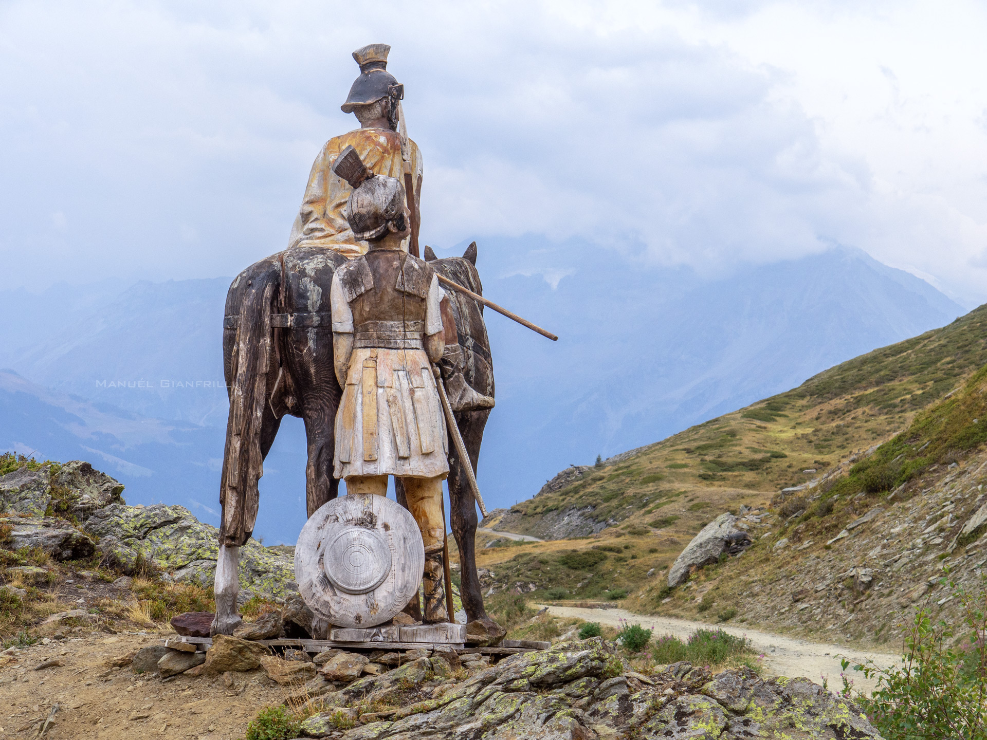Una scultura che rappresenta soldati romani Una scultura che rappresenta soldati romani