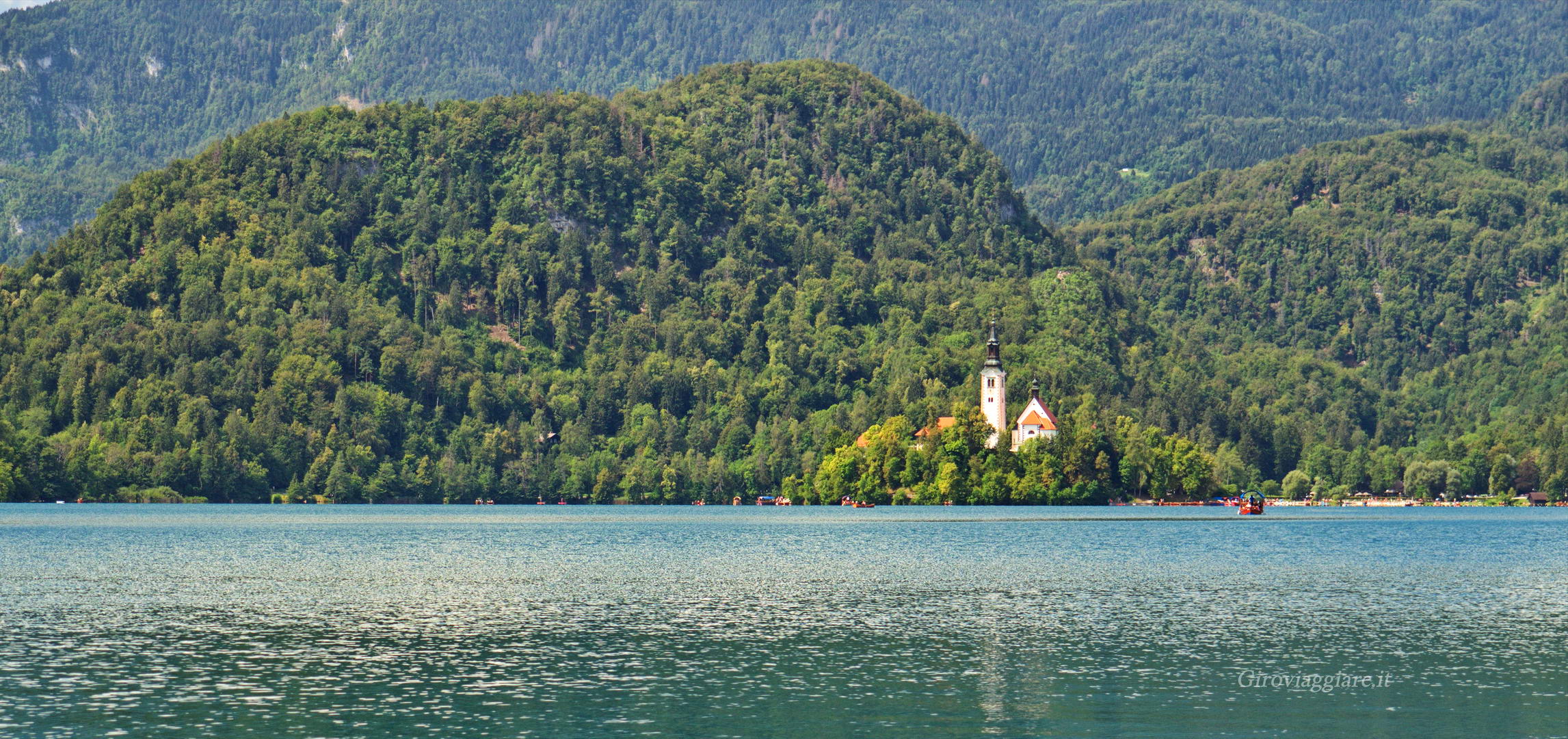 L'isolotto al centro del lago