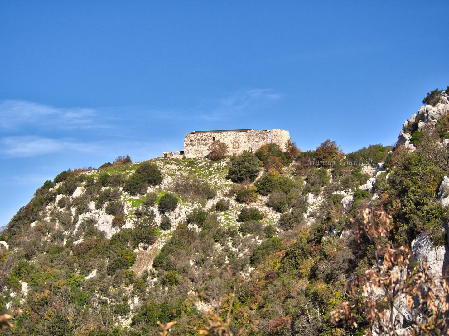 L'eremo di San Silvestro visto dal sentiero che passa per gli altri eremi L'eremo di San Silvestro visto dal sentiero che passa per gli altri eremi